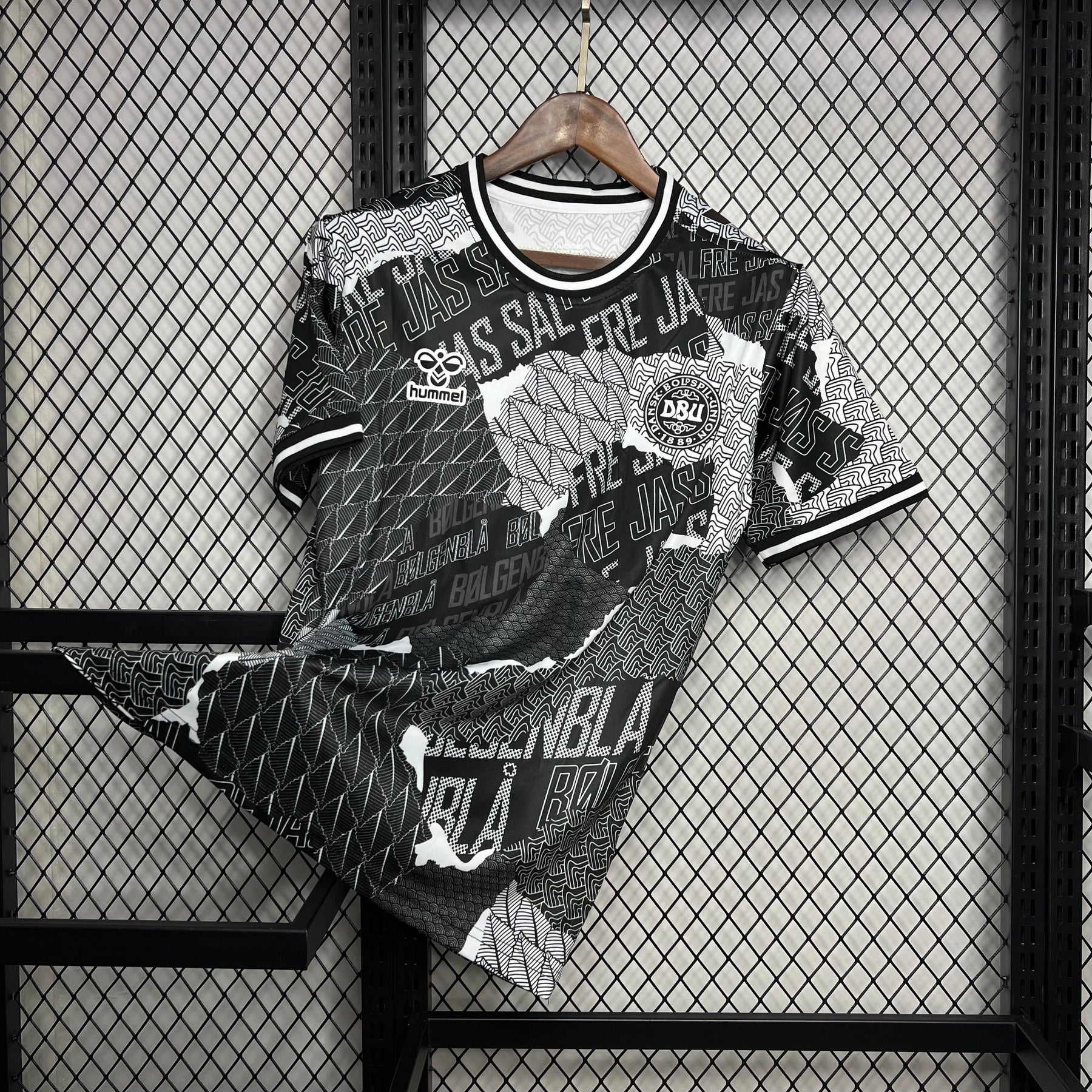 Camisa Dinamarca Pré-Jogo 24/25 - Versão Torcedor