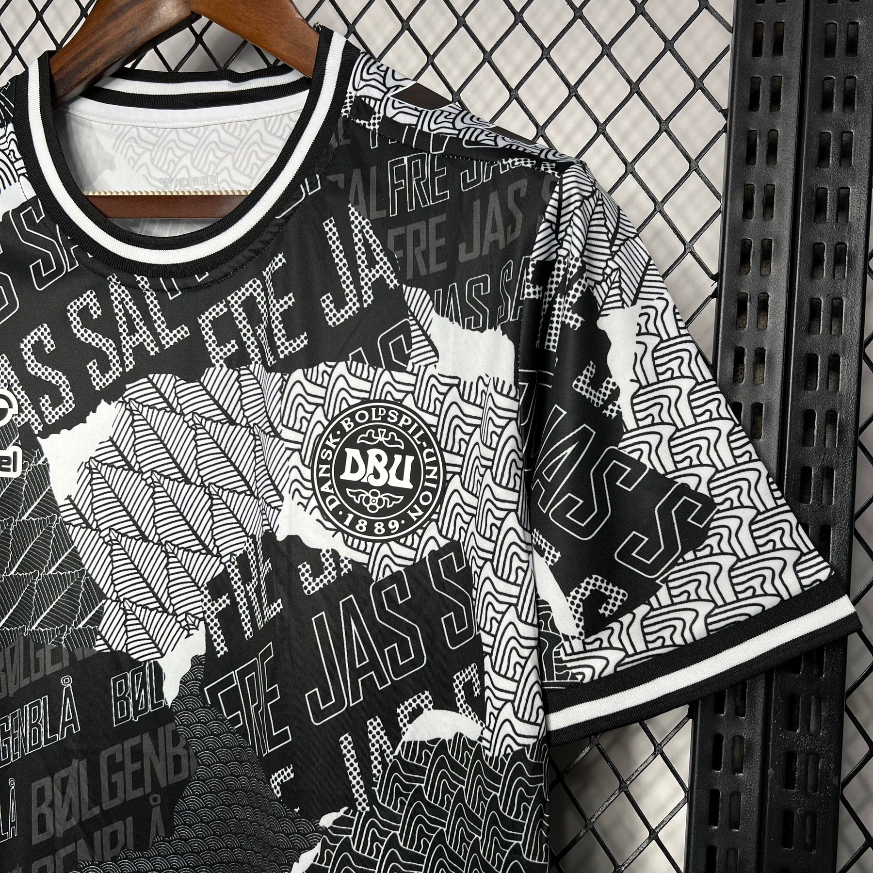 Camisa Dinamarca Pré-Jogo 24/25 - Versão Torcedor